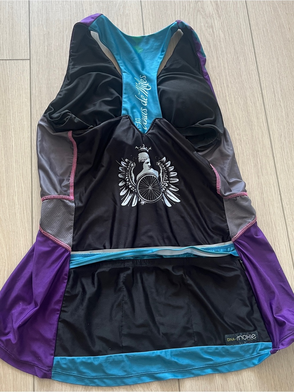 Women’s biking tank top with back zippered packet